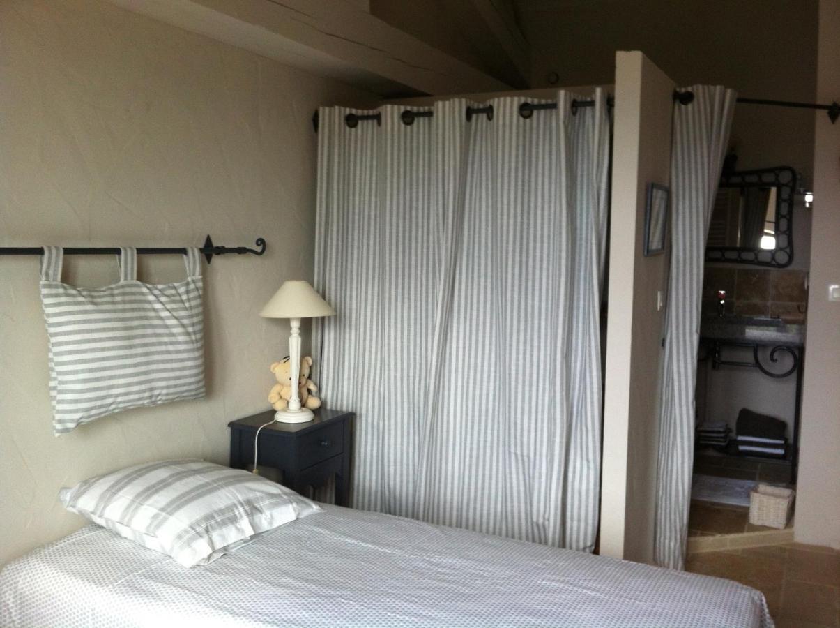Bed and Breakfast Oustau De Piera Gordes Esterno foto